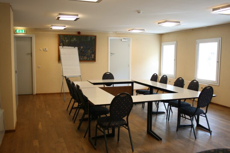 Zaal Ingendael met tafels in carréopstelling en flip-over