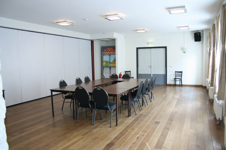 Zaal St. Gerlach met tafels in carréopstelling en de schuifwand naar zaal Houthem